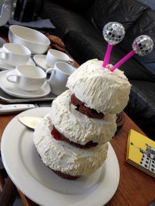 The assemled chumbly cake